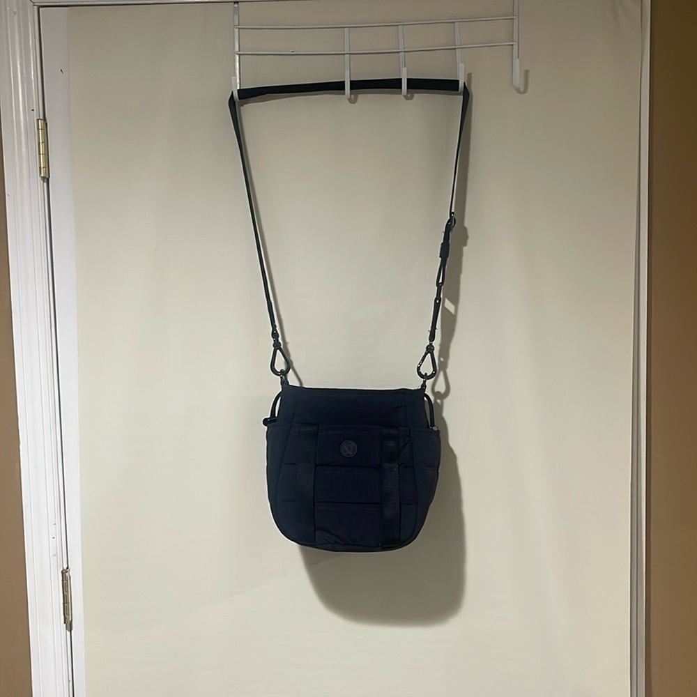 NWOT LULULEMON Dash All Day CrossBody Bucket Black Bag - Picture 1 of 17
